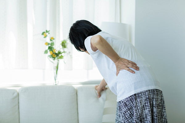 加齢によって腰痛を覚える中年女性