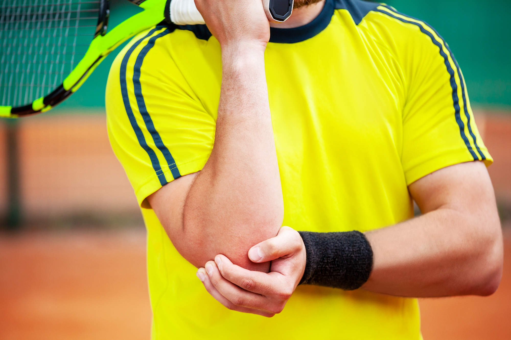 テニス中肘を抑えている男性