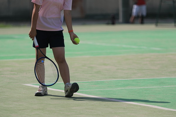 テニスのサーブを打ち上げる前のフォーム